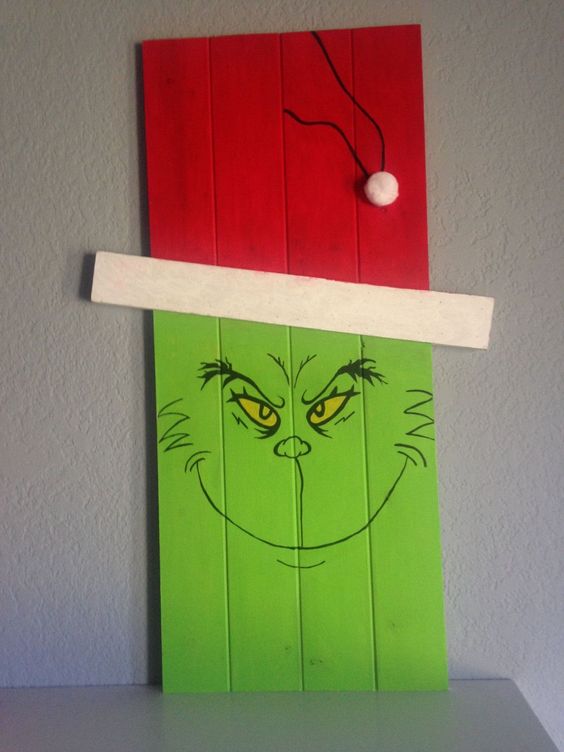 Christmas decoration ideas - Grinch pallet board display sign
