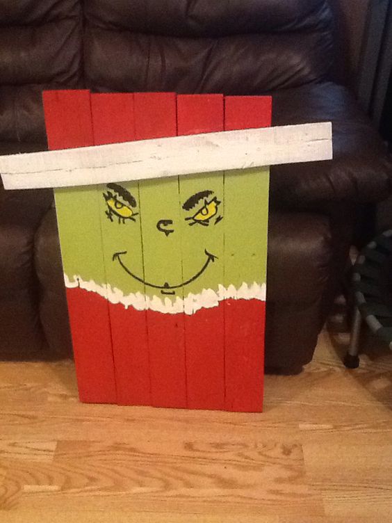 DIY Outdoor Christmas Decorations - Pallet Grinch