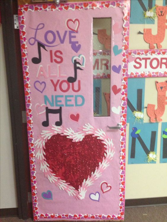 Valentine's Day Classroom Door Decor #classroomdecor #valentinesdaydecorations